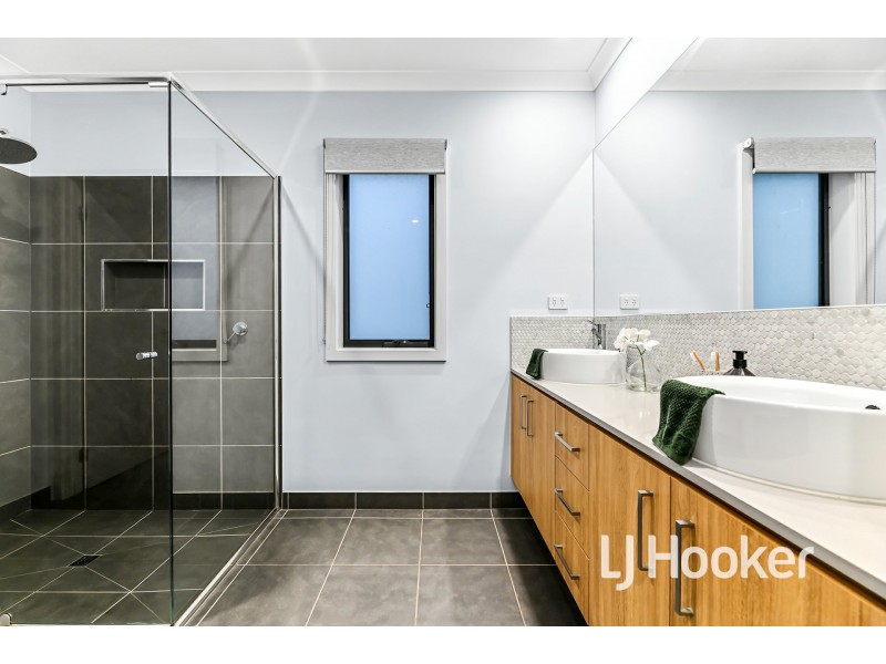 5 Medlow Way, Clyde North VIC 3978