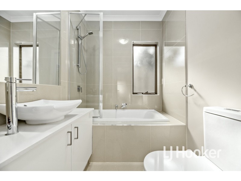 4/10 Snodgrass Street, Pakenham VIC 3810