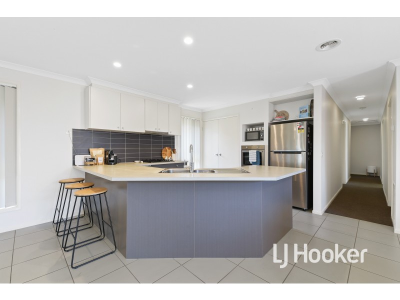 6 Mikasa Place, Pakenham VIC 3810