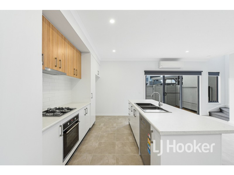 9 Roller Walk, Pakenham VIC 3810