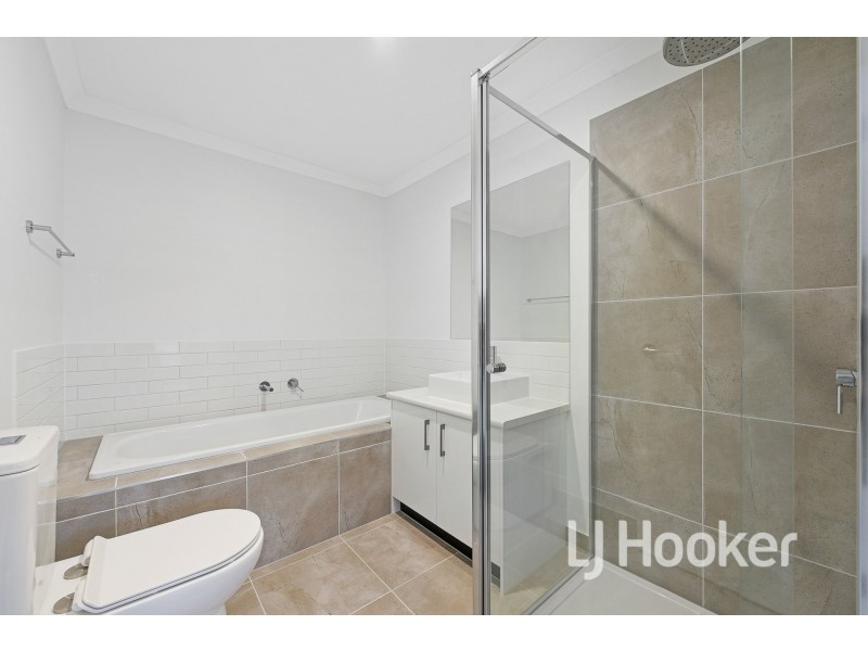 9 Roller Walk, Pakenham VIC 3810
