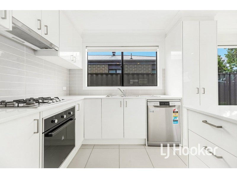22 Expedition Circuit, Pakenham VIC 3810