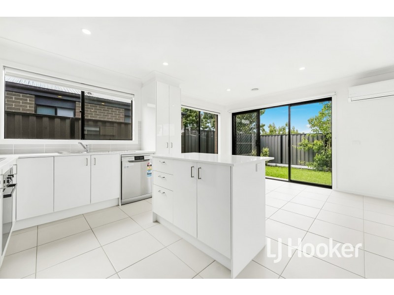 22 Expedition Circuit, Pakenham VIC 3810