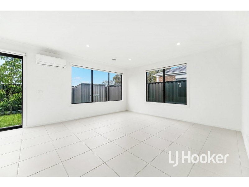 22 Expedition Circuit, Pakenham VIC 3810