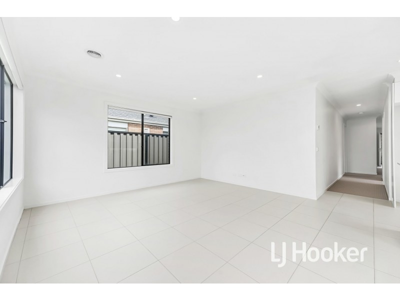 22 Expedition Circuit, Pakenham VIC 3810