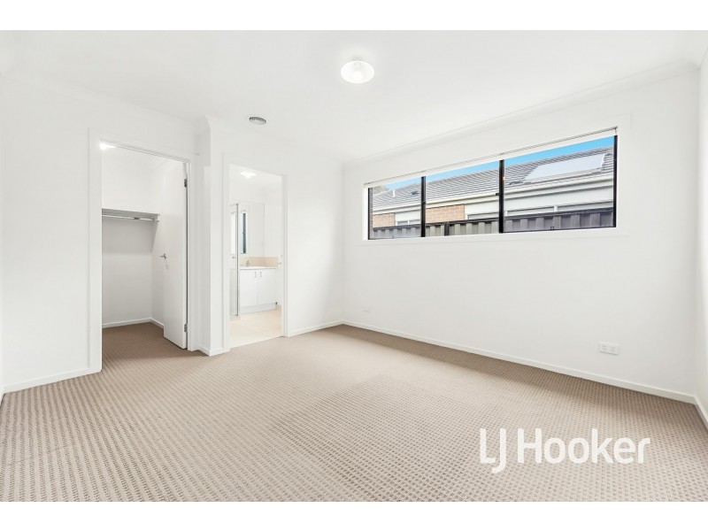 22 Expedition Circuit, Pakenham VIC 3810