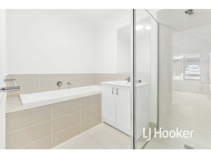 22 Expedition Circuit, Pakenham VIC 3810