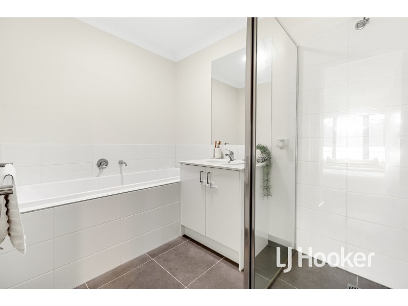 21 Expedition Circuit, Pakenham VIC 3810