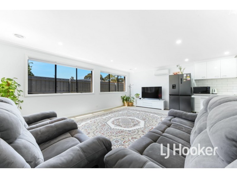2/48 Cameron Way, Pakenham VIC 3810