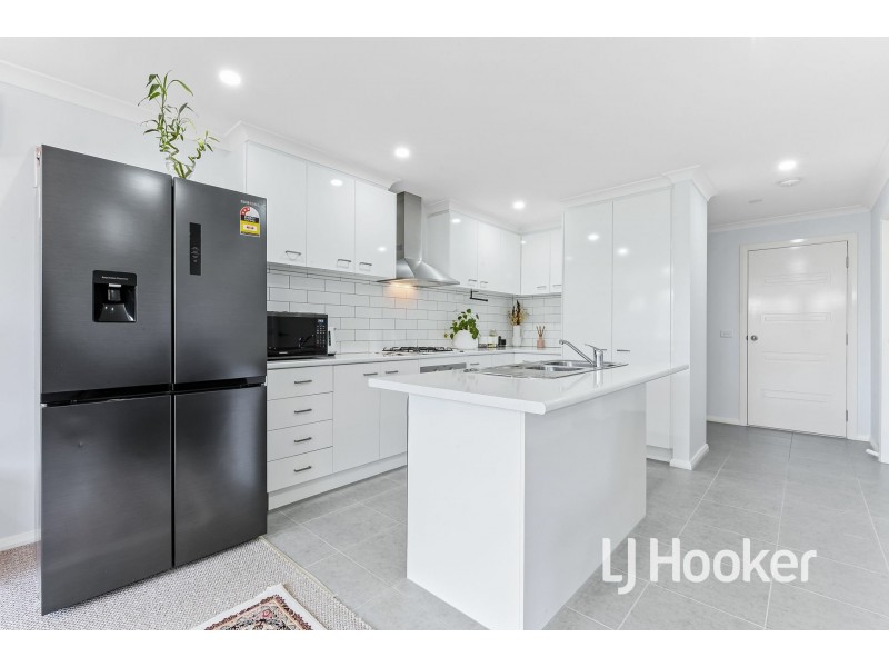 2/48 Cameron Way, Pakenham VIC 3810