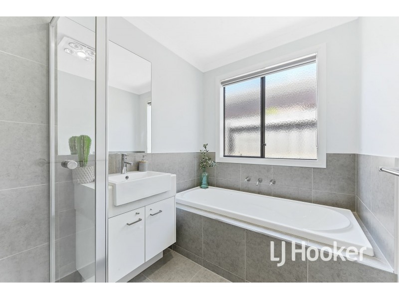 2/48 Cameron Way, Pakenham VIC 3810