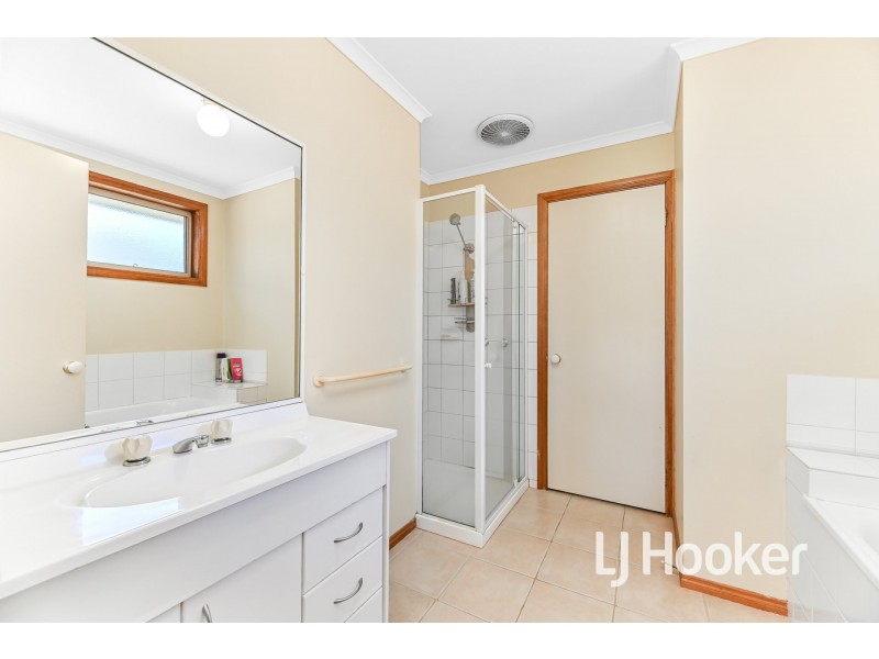 16 Rossi Close, Pakenham VIC 3810