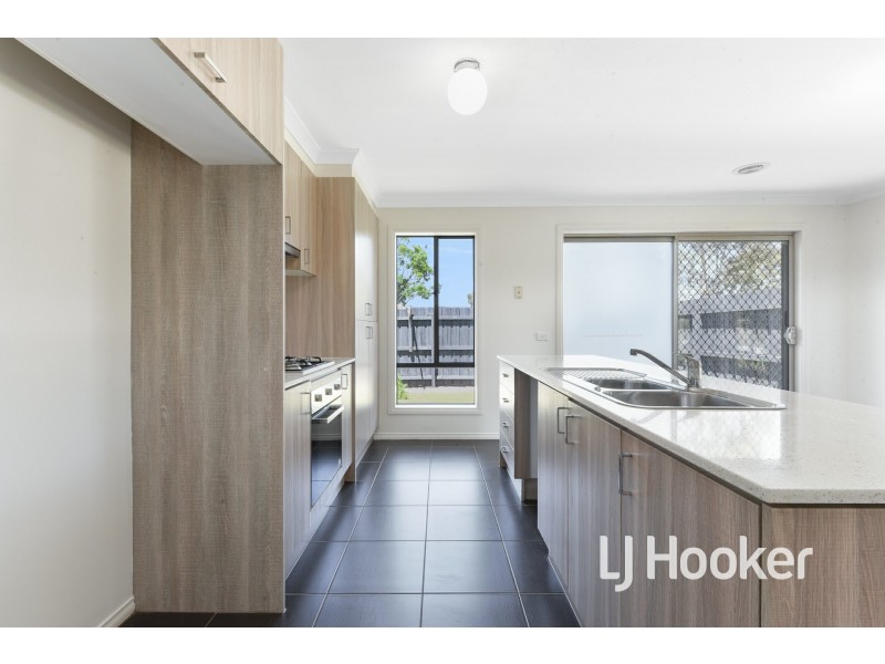 1/34 Sir Thomas Drive, Pakenham VIC 3810