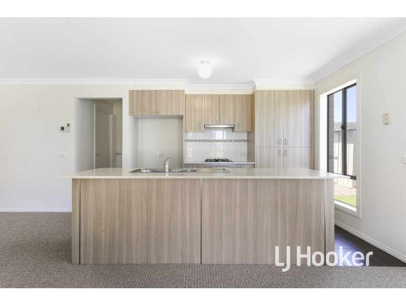 1/34 Sir Thomas Drive, Pakenham VIC 3810