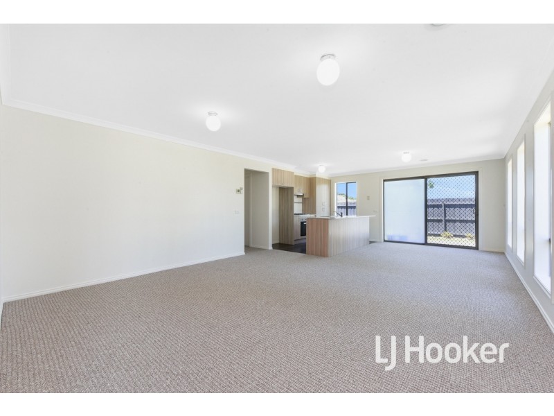 1/34 Sir Thomas Drive, Pakenham VIC 3810