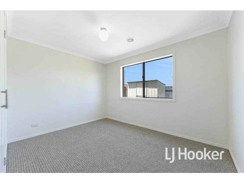 1/34 Sir Thomas Drive, Pakenham VIC 3810