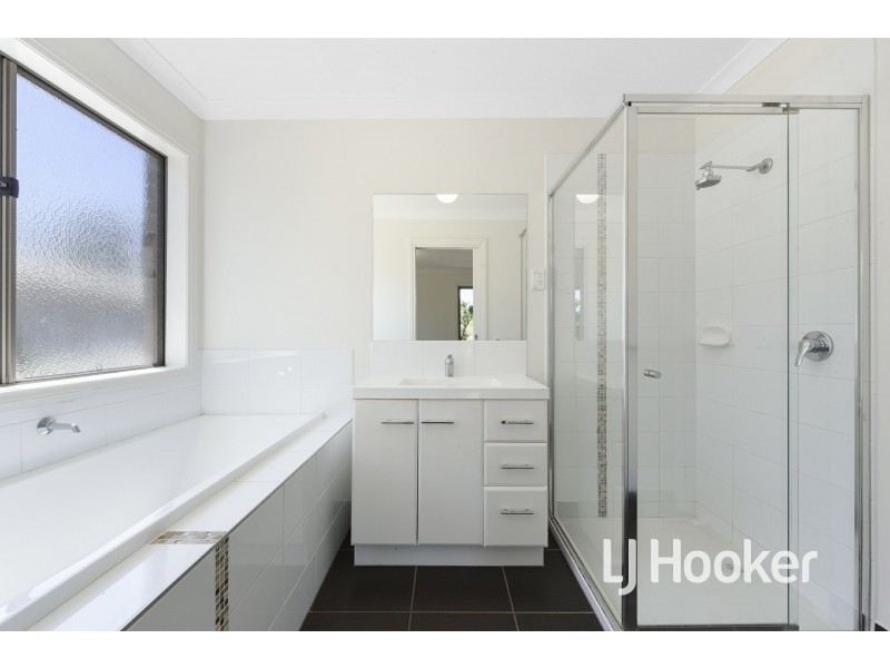 1/34 Sir Thomas Drive, Pakenham VIC 3810