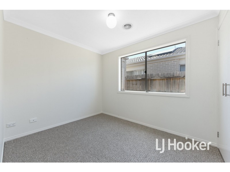 1/34 Sir Thomas Drive, Pakenham VIC 3810