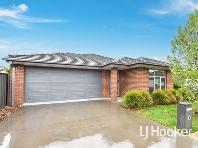16 Hillsborough Crescent, Berwick VIC 3806