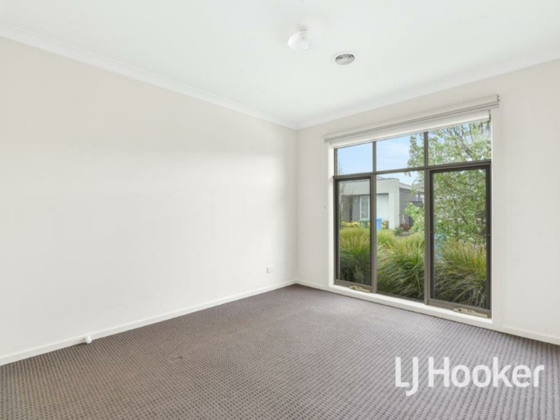 16 Hillsborough Crescent, Berwick VIC 3806