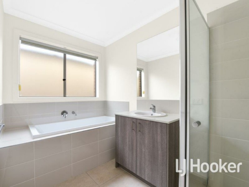 16 Hillsborough Crescent, Berwick VIC 3806