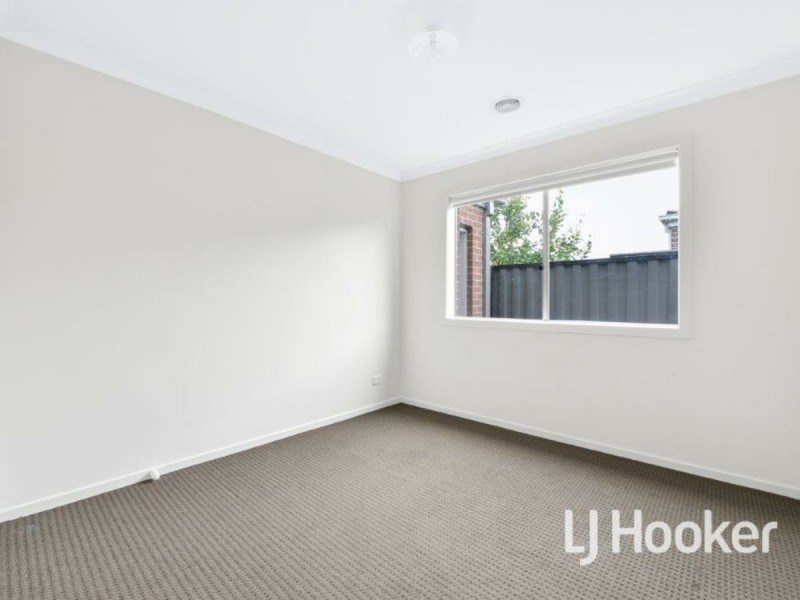 16 Hillsborough Crescent, Berwick VIC 3806