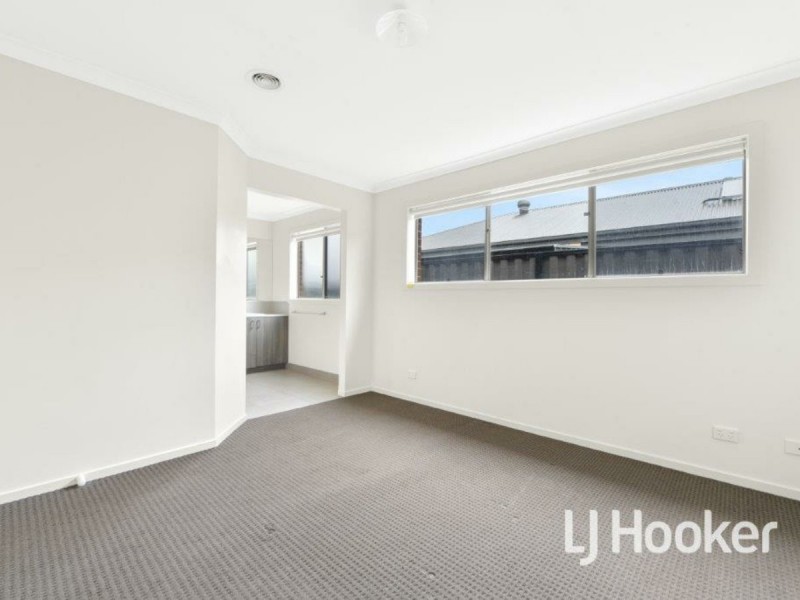 16 Hillsborough Crescent, Berwick VIC 3806