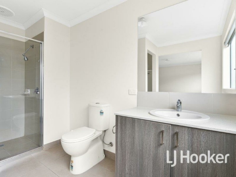 16 Hillsborough Crescent, Berwick VIC 3806
