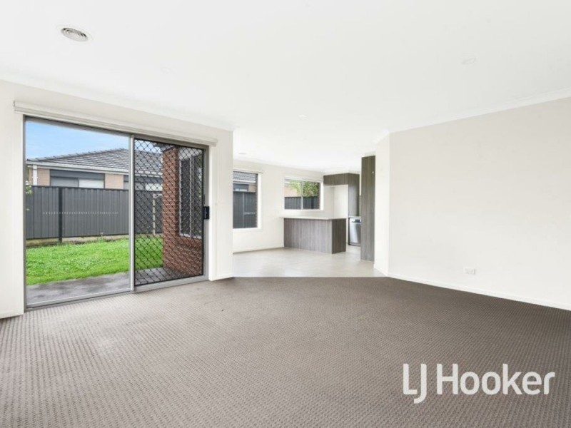 16 Hillsborough Crescent, Berwick VIC 3806