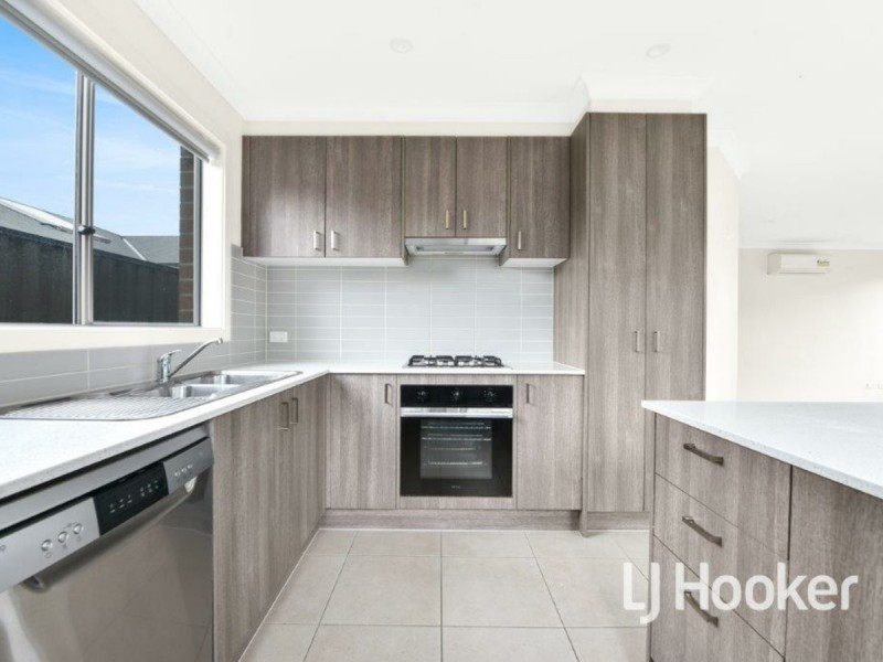 16 Hillsborough Crescent, Berwick VIC 3806