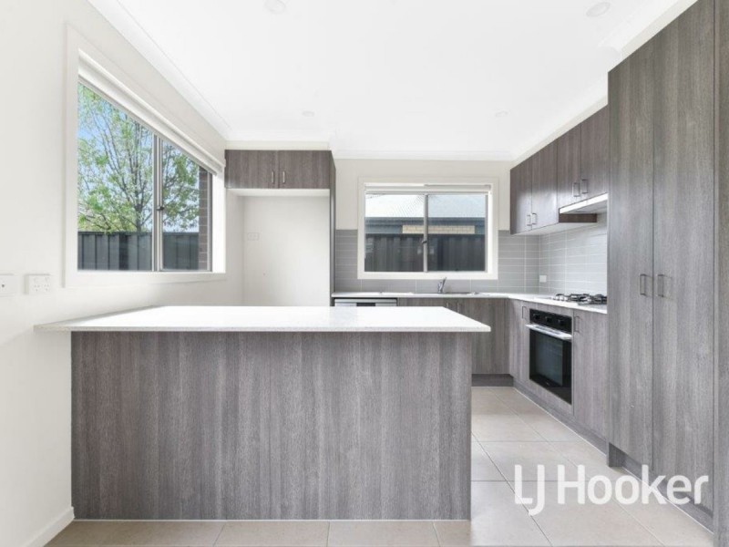 16 Hillsborough Crescent, Berwick VIC 3806