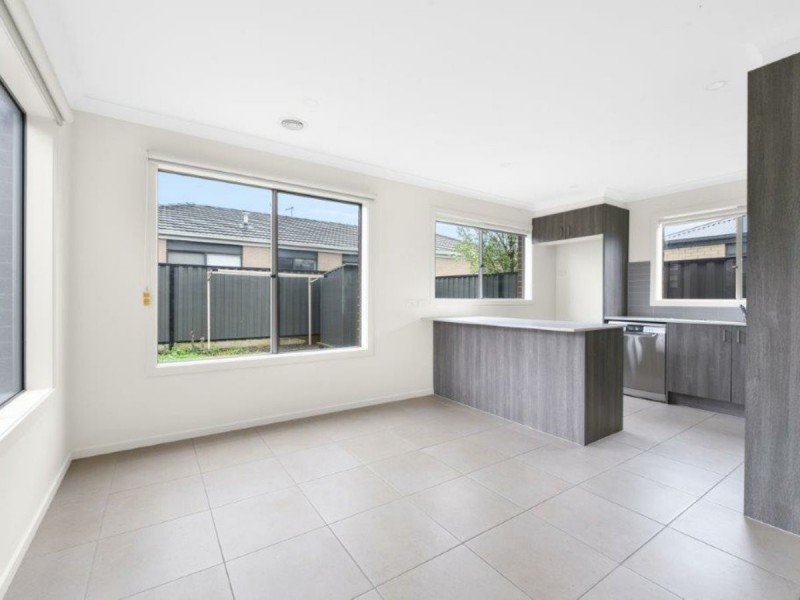 16 Hillsborough Crescent, Berwick VIC 3806