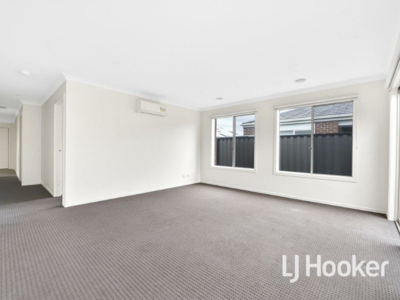 16 Hillsborough Crescent, Berwick VIC 3806