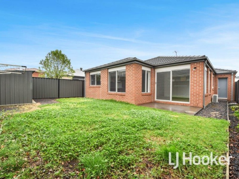 16 Hillsborough Crescent, Berwick VIC 3806