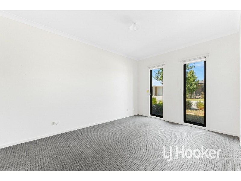 12 Burnden Close, Berwick VIC 3806