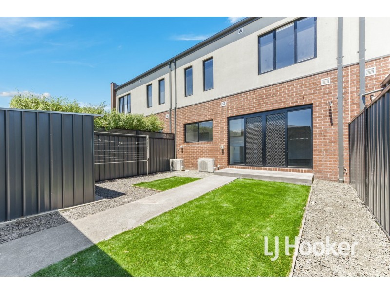 12 Burnden Close, Berwick VIC 3806