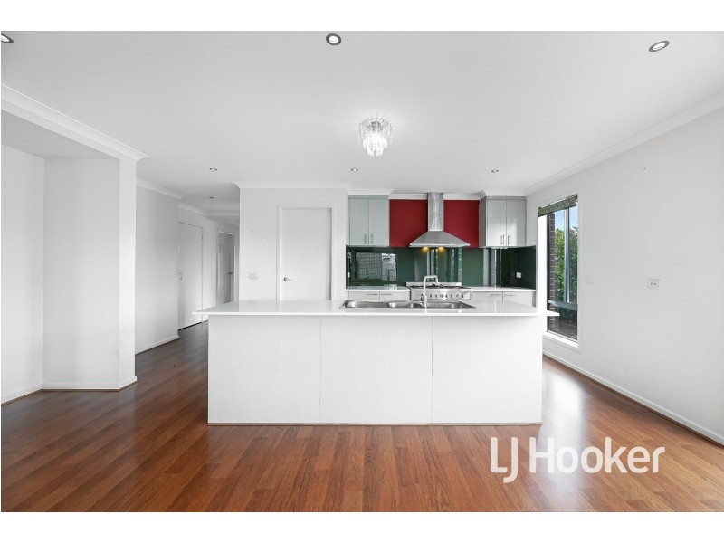 8 Onyx Crescent, Officer VIC 3809