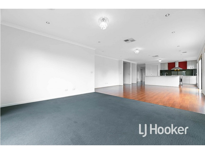 8 Onyx Crescent, Officer VIC 3809