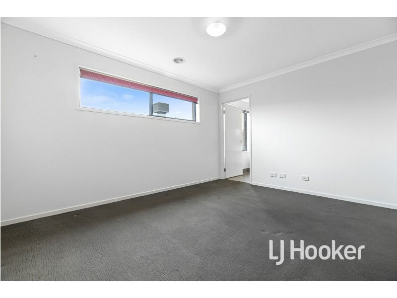 8 Onyx Crescent, Officer VIC 3809