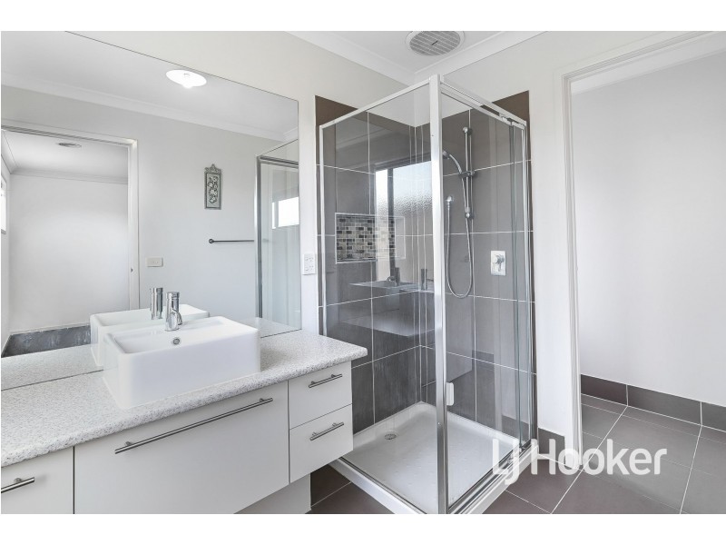 8 Onyx Crescent, Officer VIC 3809