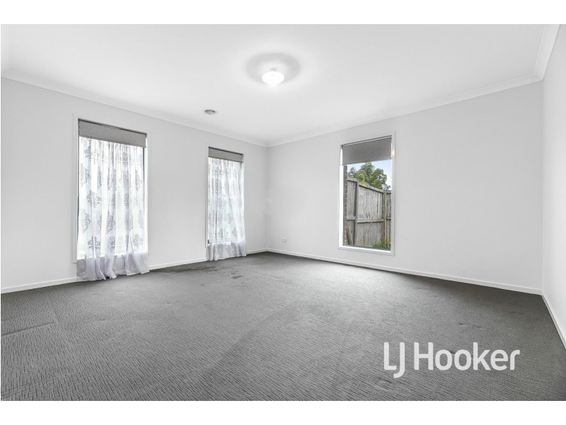 8 Onyx Crescent, Officer VIC 3809