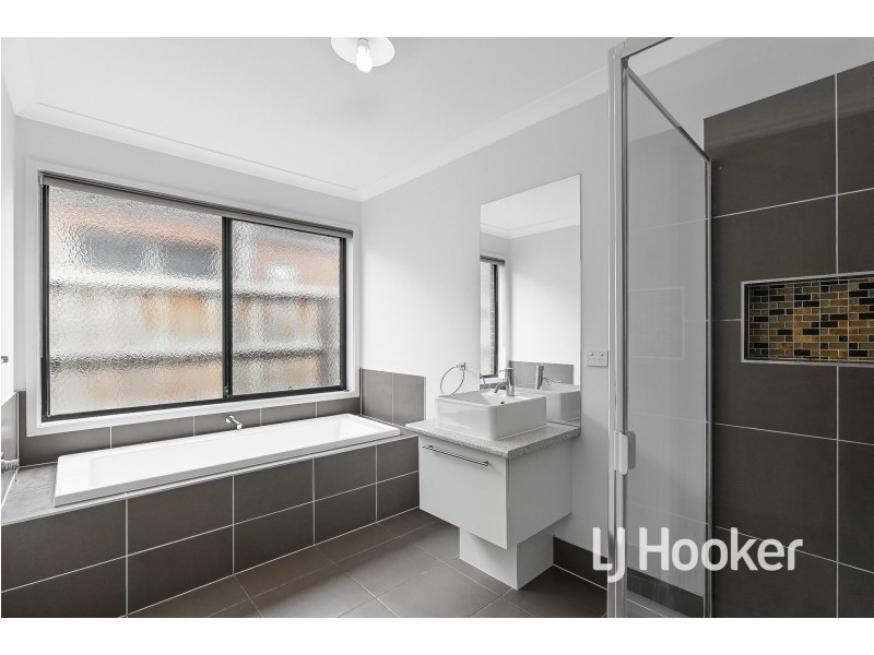 8 Onyx Crescent, Officer VIC 3809