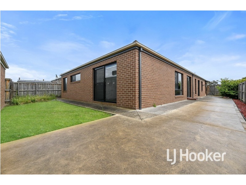 8 Onyx Crescent, Officer VIC 3809