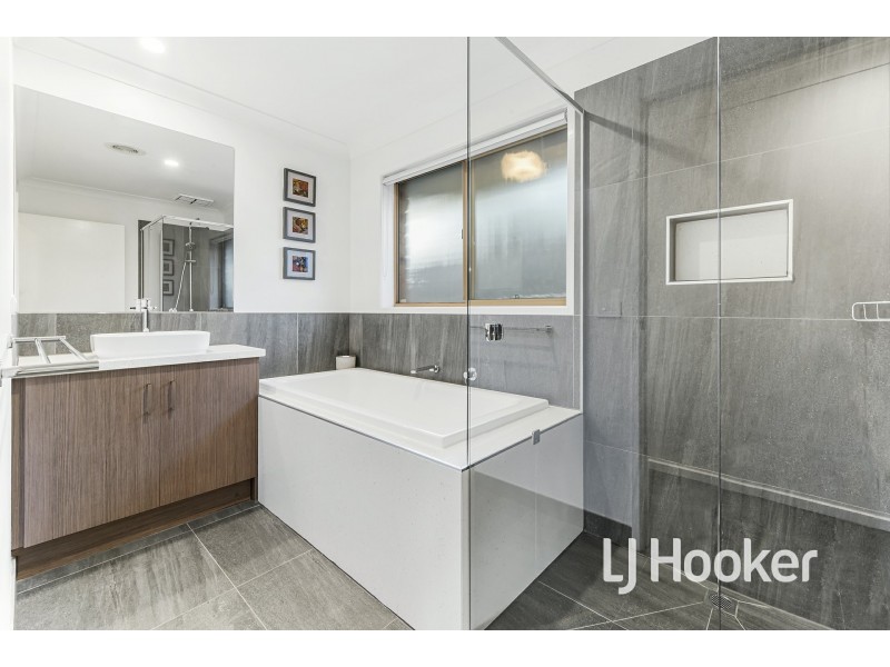 5 Adam Court, Pakenham VIC 3810