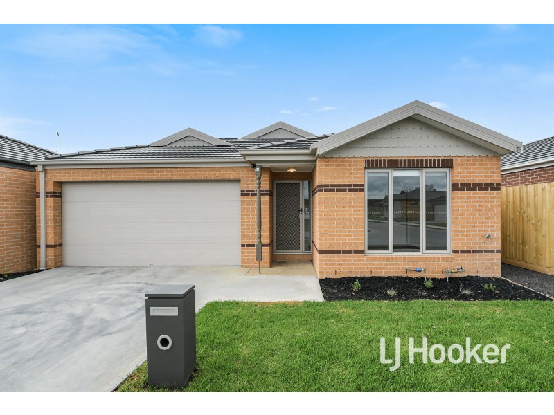 16 Newcastle Drive, Officer VIC 3809