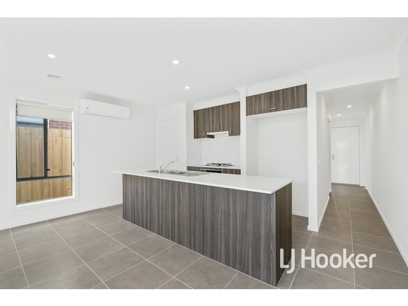 16 Newcastle Drive, Officer VIC 3809