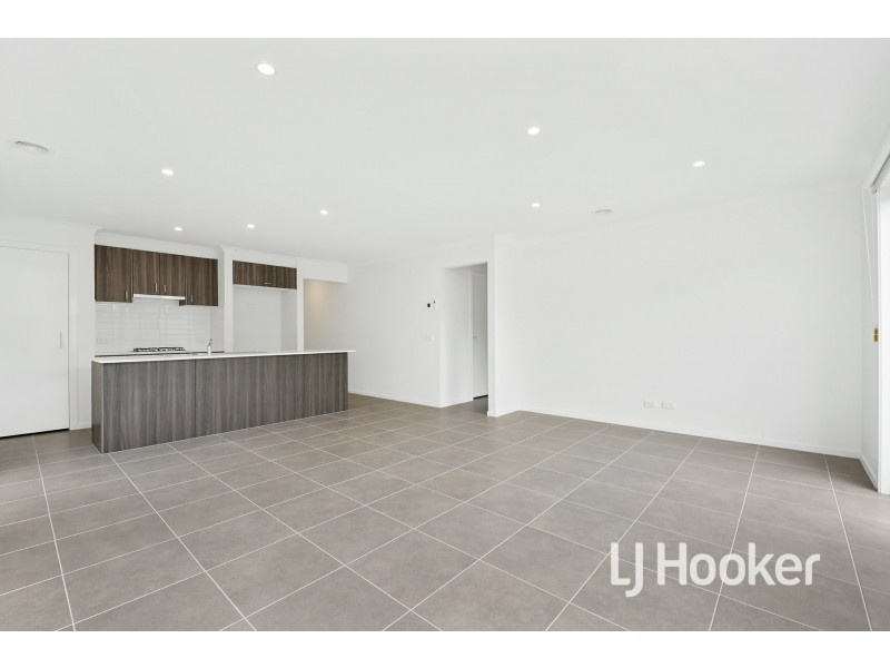 16 Newcastle Drive, Officer VIC 3809