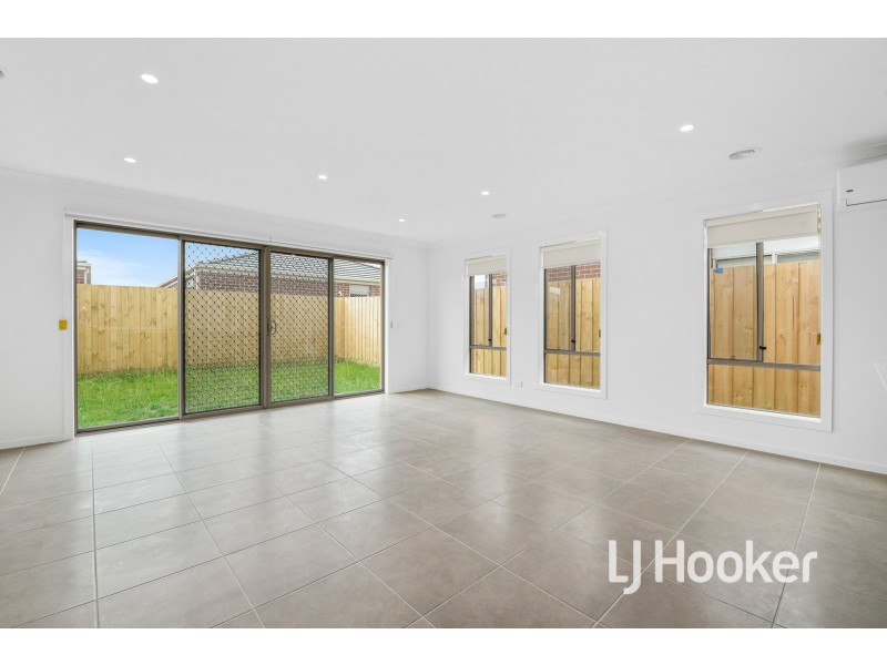 16 Newcastle Drive, Officer VIC 3809