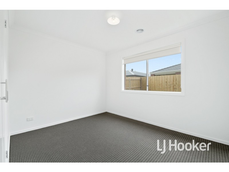 16 Newcastle Drive, Officer VIC 3809