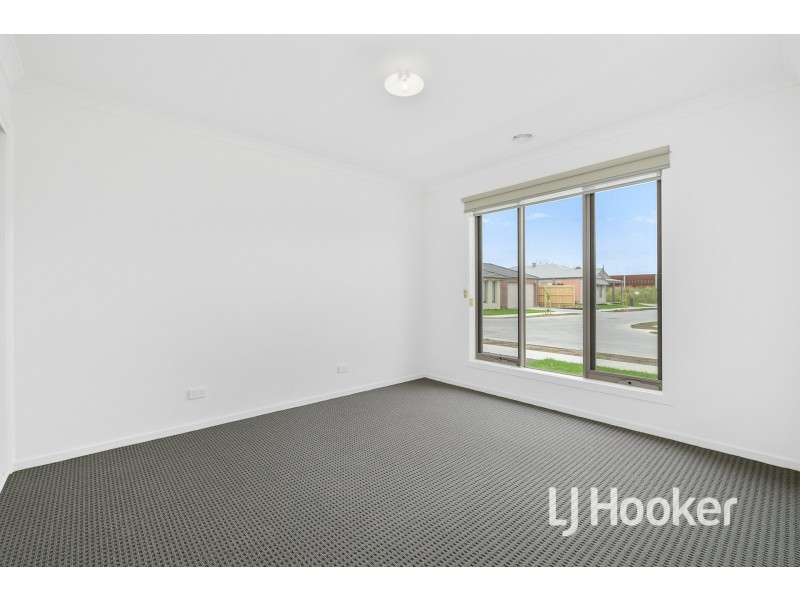 16 Newcastle Drive, Officer VIC 3809